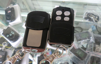 Làm Mới - Thay Pin Remote Cửa Cuốn